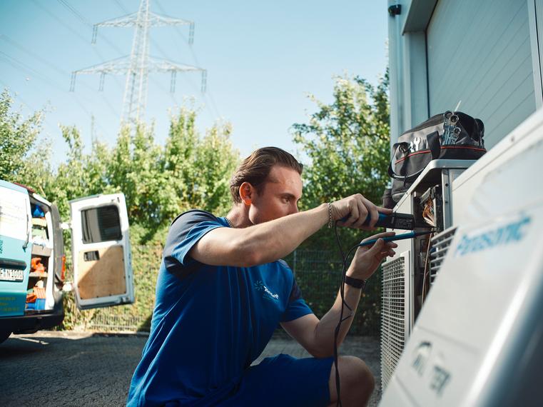 Ein Northoff-Techniker f&uuml;hrt Wartungsarbeiten an einem Klimaanlagen-Au&szlig;enger&auml;t durch.