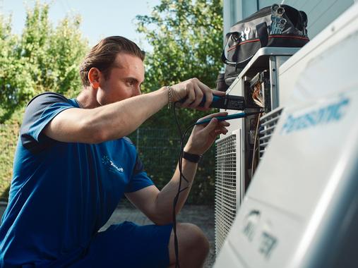 Ein Northoff-Techniker führt Wartungsarbeiten an einem Klimaanlagen-Außengerät durch.