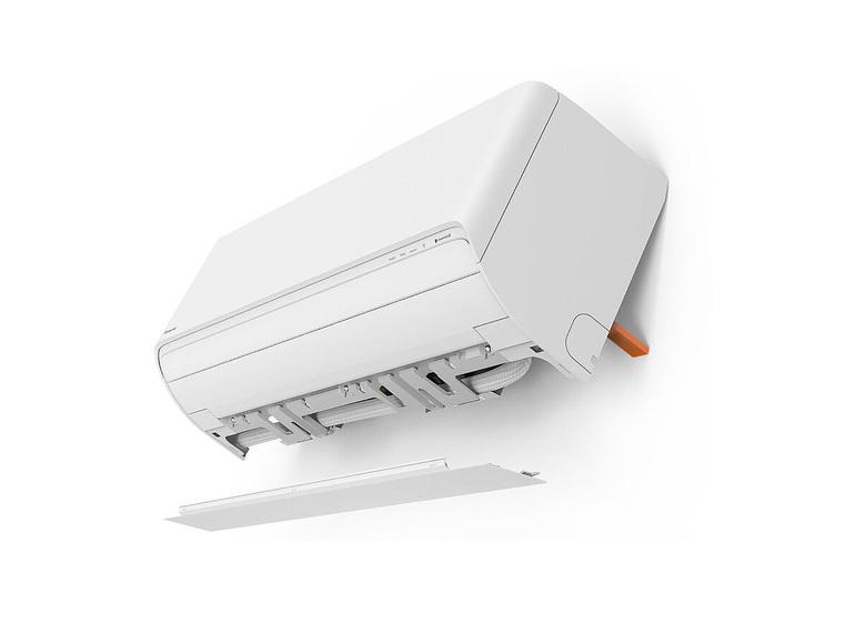 Weiße Panasonic Wandklimaanlage mit abgenommener Frontplatte, zeigt Innenleben.