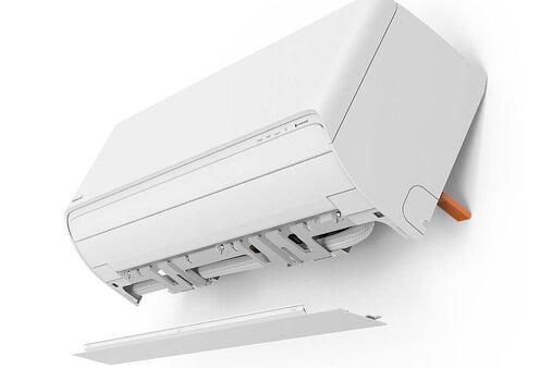 Weiße Panasonic Wandklimaanlage mit abgenommener Frontplatte, zeigt Innenleben.