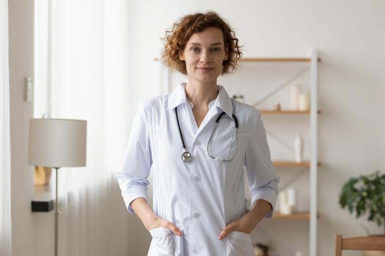 Ärztin mit Stethoskop in weißem Kittel. Repräsentiert Kältetechnik und Klimasysteme für den medizinischen Bereich.